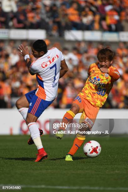 Shota Kaneko of Shimizu S-Pulse and Rony of Albirex Niigata compete for the ball during the J.League J1 match between Shimizu S-Pulse and Albirex...