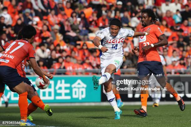 Yusuke Tanaka of Ventforet Kofu shoots at goal during the J.League J1 match between Omiya Ardija and Ventforet Kofu at NACK 5 Stadium Omiya on...