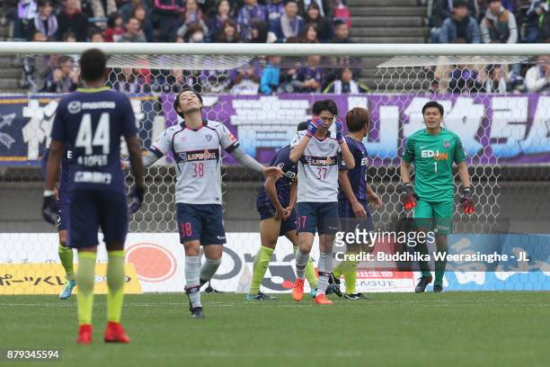 Kento Hashimoto of FC Tokyo reacts during the J.League J1 match between Sanfrecce Hiroshima and FC Tokyo at Edion Stadium Hiroshima on November 26,...