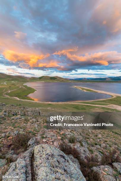 sunset over white lake. tariat district, north hangay province, mongolia. - ásia central imagens e fotografias de stock