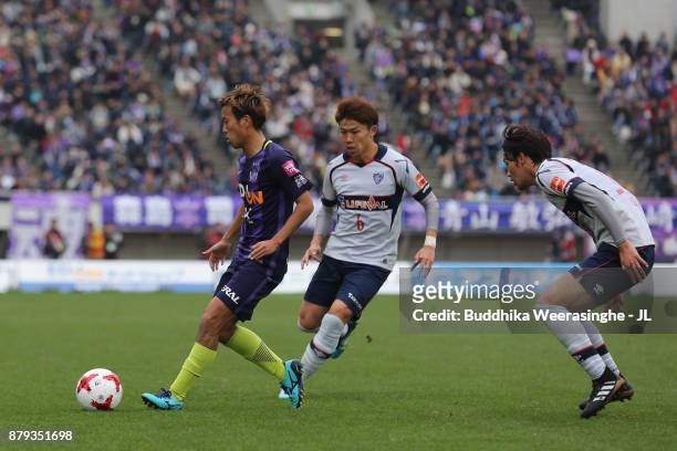 Yoshifumi Kashiwa of Sanfrecce Hiroshima controls the ball under pressure of FC Tokyo defense during the J.League J1 match between Sanfrecce...