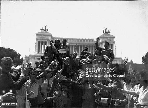 Liberation of Rome, Allied troops welcomed by the population in Piazza Venezia 1944.
