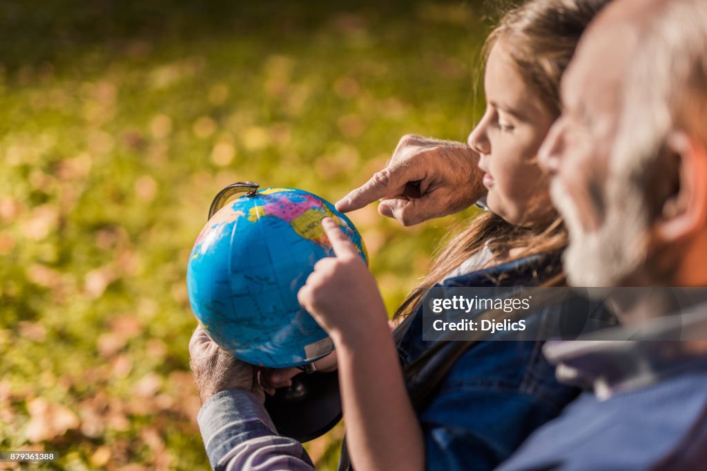 Abuelo y nieta planeando su viaje juntos