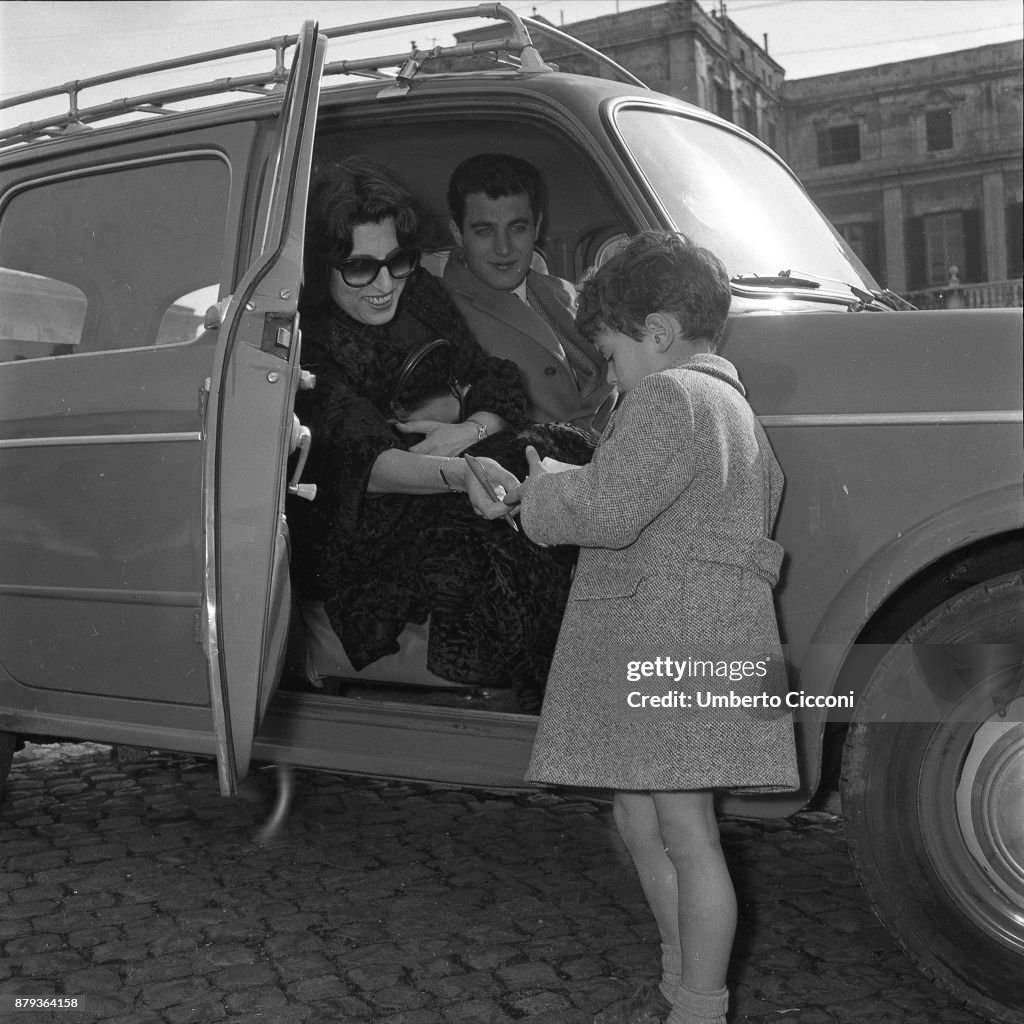 Anna Magnani with her son Luca Magnani, they are going to the Casina