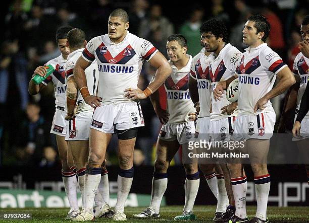 Roosters players wait for a conversion during the round 11 NRL match between the Penrith Panthers and the Sydney Roosters at CUA Stadium on May 23,...