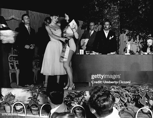 Gina Lollobrigida awards Franca Tamantini at the Miss Italia contest