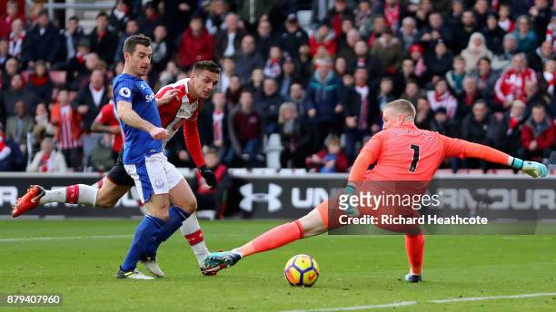 Dusan Tadic of Southampton scores the first Southampton goal past Jordan Pickford of Everton and Leighton Baines of Everton during the Premier League...