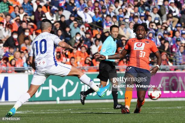 Caue of Omiya Ardija takes on Dudu of Ventforet Kofu during the J.League J1 match between Omiya Ardija and Ventforet Kofu at NACK 5 Stadium Omiya on...