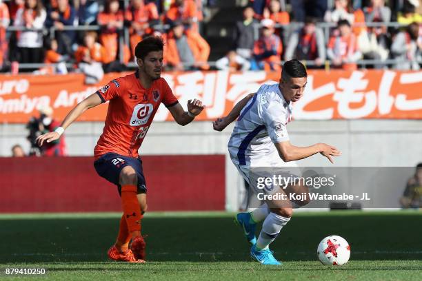 Dudu of Ventforet Kofu controls the ball under pressure of Ariajasuru Hasegawa of Omiya Ardija during the J.League J1 match between Omiya Ardija and...