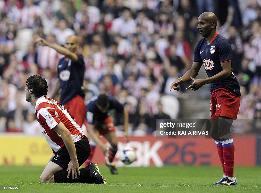 Athletic Bilbao's Carlos Gurpegi (L) kne
