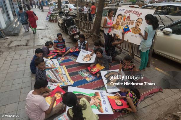 Child artists from Gurukul School of Art made paintings to give tribute to 26/11 martyrs at Curry road, on November 25, 2017 in Mumbai, India.