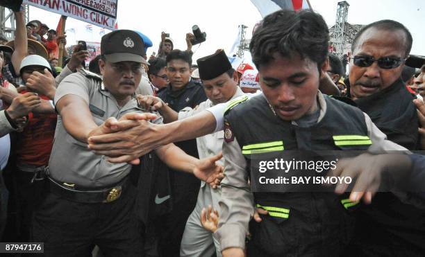 Former military general and head of the Gerindra Party, Prabowo Subianto , arrives at a rubbish dump in Bantar Gebang on May 24, 2009 before a...