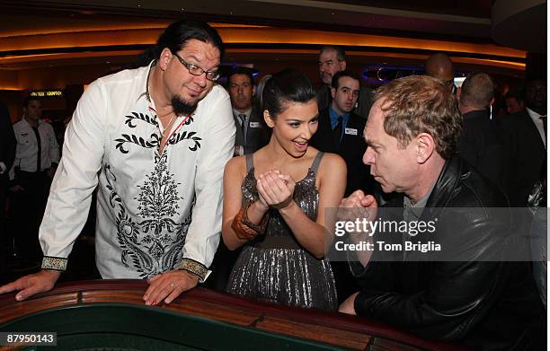 Kim Kardashian along with Penn and Teller make their first bets of the summer at Harrah's Resort on May 23, 2009 in Atlantic City, New Jersey.