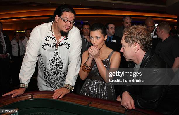 Kim Kardashian along with Penn and Teller make their first bets of the summer at Harrah's Resort on May 23, 2009 in Atlantic City, New Jersey.