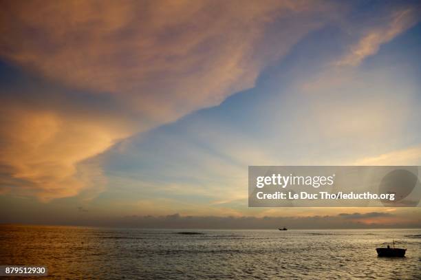 the skies above - quảng ngãi fotografías e imágenes de stock