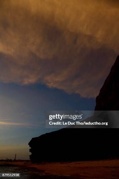 the skies above - quảng ngãi stockfoto's en -beelden