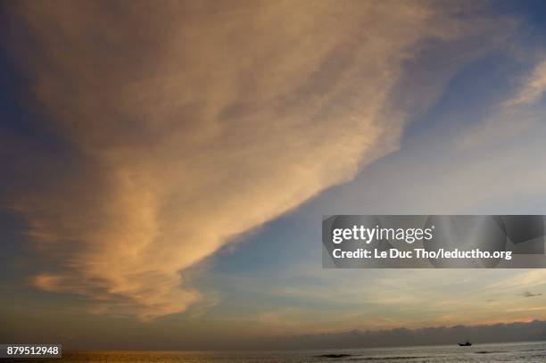 the skies above - quảng ngãi fotografías e imágenes de stock