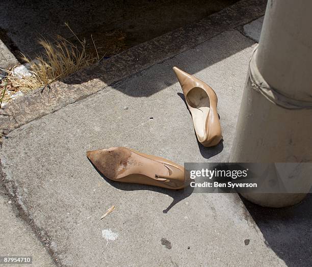 street heels - ausencia imagens e fotografias de stock