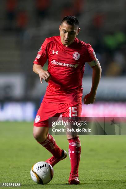 Antonio Rios of Toluca drives the ball during the quarter finals second leg match between Morelia and Toluca as part of the Torneo Apertura 2017 Liga...