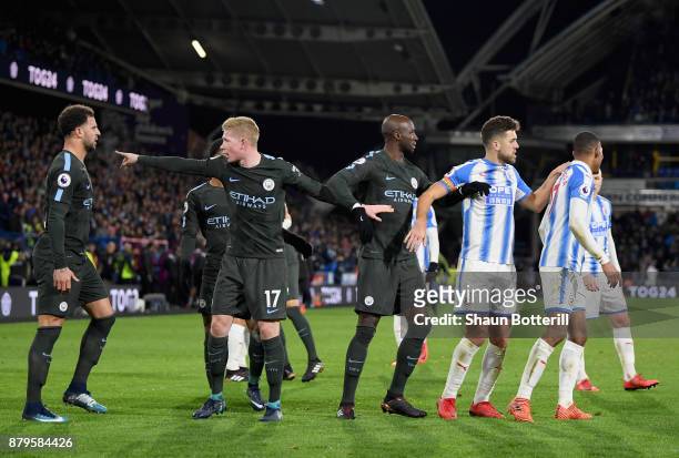 Kyle Walker, Kevin De Bruyne and Eliaquim Mangala of Manchester City argue with Tommy Smith and Rajiv van La Parra of Huddersfield Town after the...
