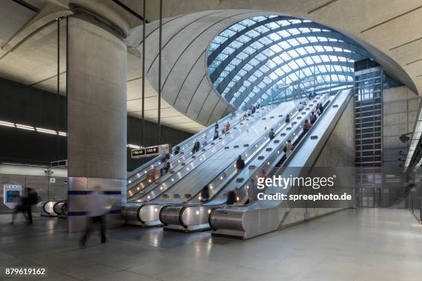 city of london, uk, subway station escalators, canary wharf - canary wharf bildbanksfoton och bilder