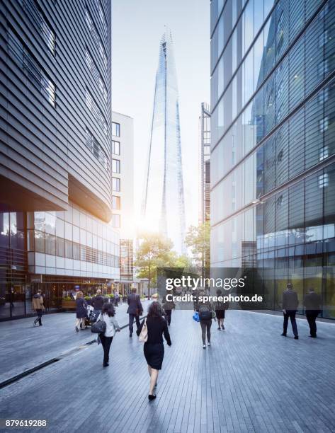 city of london, uk, the shard, workers walking to work - zona financiera fotografías e imágenes de stock