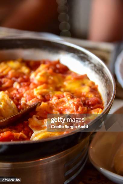 kuku, azerbaijani scrambled egg with herbs. - kuku stock-fotos und bilder