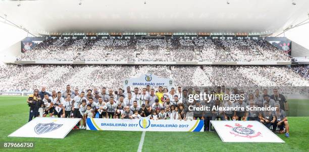 Players and the staff of Corinthians pose for the official photo before the match against Atletico MG for the Brasileirao Series A 2017 at Arena...