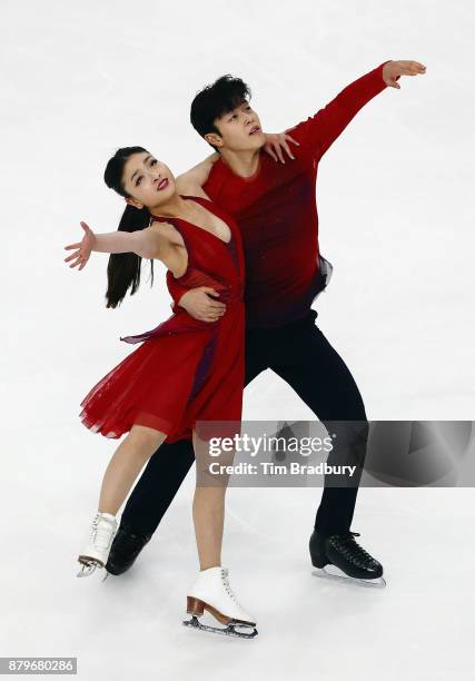 Maia Shibutani and Alex Shibutani of the United States compete in the Ice Dance Free Dance during day three of 2017 Bridgestone Skate America at Herb...