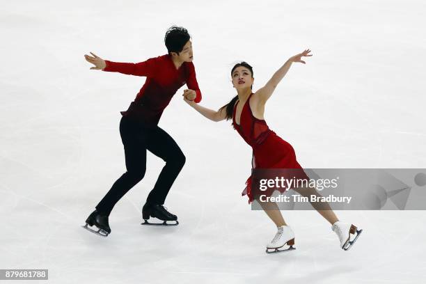 Maia Shibutani and Alex Shibutani of the United States compete in the Ice Dance Free Dance during day three of 2017 Bridgestone Skate America at Herb...