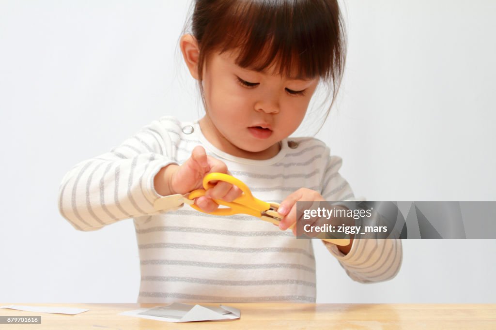 Papel de corte menina japonesa com uma tesoura (3 anos)
