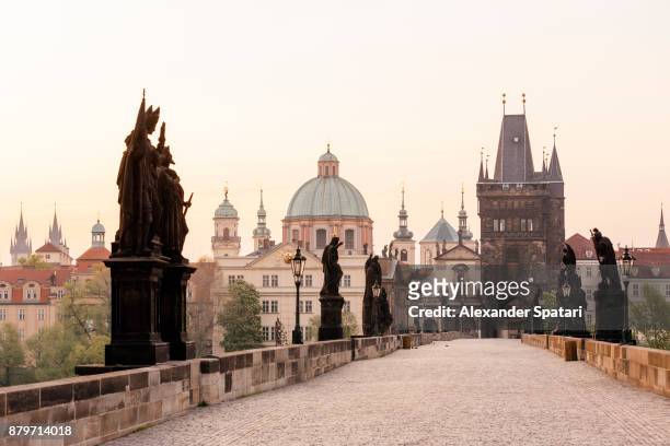 emtpy charles bridge with no people early in the morning, prague, czech republic - karluv most fotografías e imágenes de stock