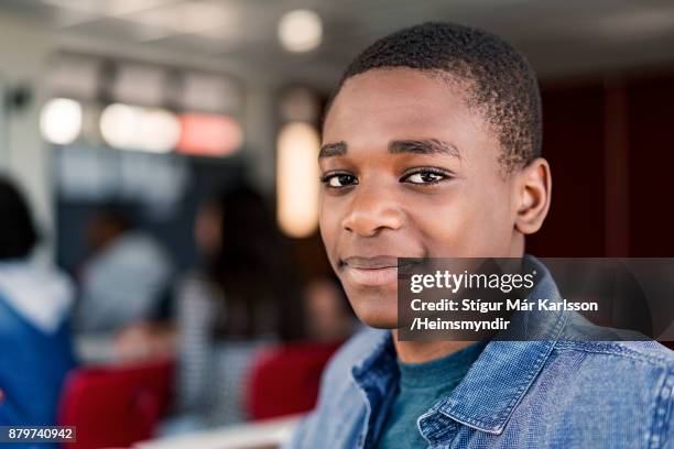 close-up van vertrouwen mannelijke tiener student - black boy stockfoto's en -beelden