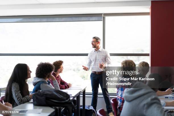 professor uit te leggen aan studenten van de multi-etnische - docent stockfoto's en -beelden