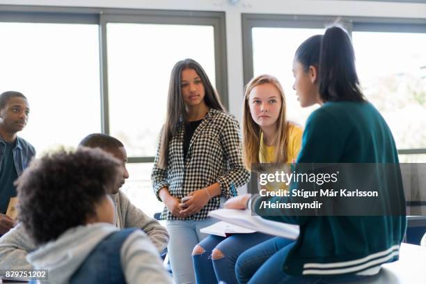 multi-ethnischen studenten diskutieren im klassenzimmer - dialog und bildung stock-fotos und bilder
