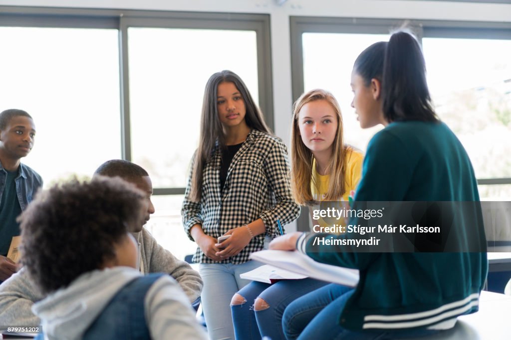 Estudiantes multiétnicos en aula