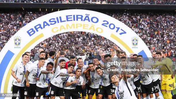 Players of Corinthians celebrate after winning the Brasileirao 2017 during the winning cerimony after the match against Atletico MG for the...