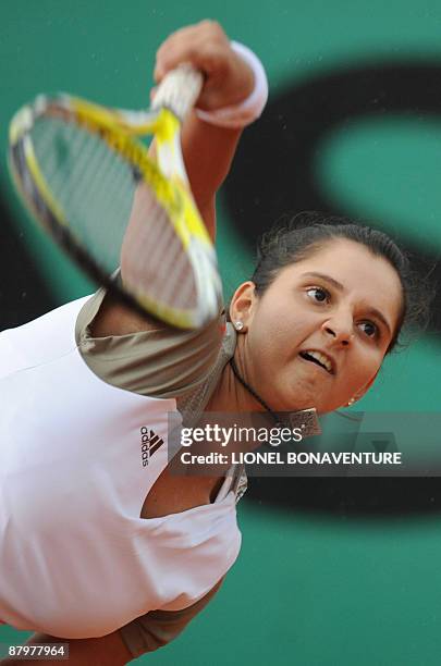 India's Sania Mirza serves a ball to Kazakhstan's Galina Voskoboeva during the French Open tennis second round match on May 26, 2009 at Roland Garros...