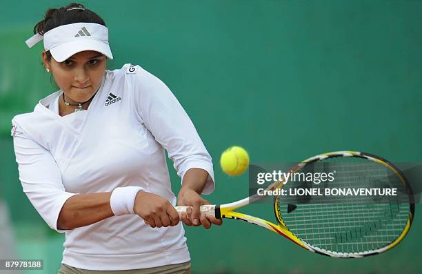 India's Sania Mirza returns a ball to Kazakhstan's Galina Voskoboeva during the French Open tennis first round match on May 26, 2009 at Roland Garros...