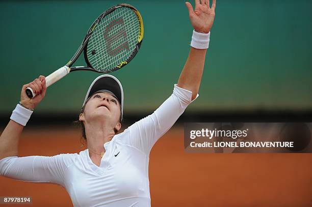 Kazakhstan's Galina Voskoboeva serves a ball to India's Sania Mirza during the French Open tennis first round match on May 26, 2009 at Roland Garros...