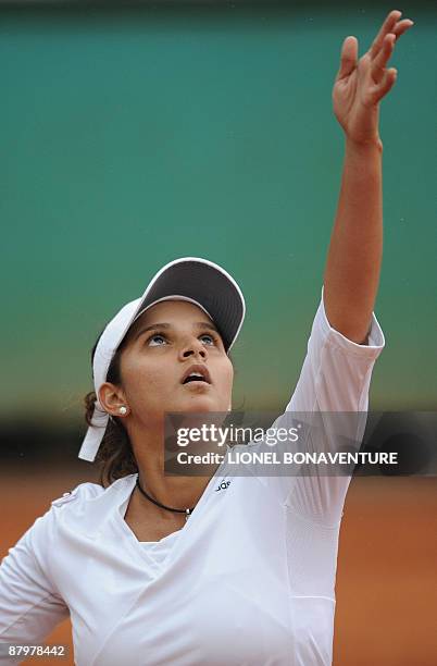 India's Sania Mirza serves a ball to Kazakhstan's Galina Voskoboeva during the French Open tennis second round match on May 26, 2009 at Roland Garros...