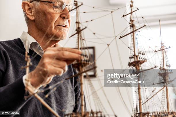 建造小船模型的活躍老人 - model kit 個照片及圖片檔