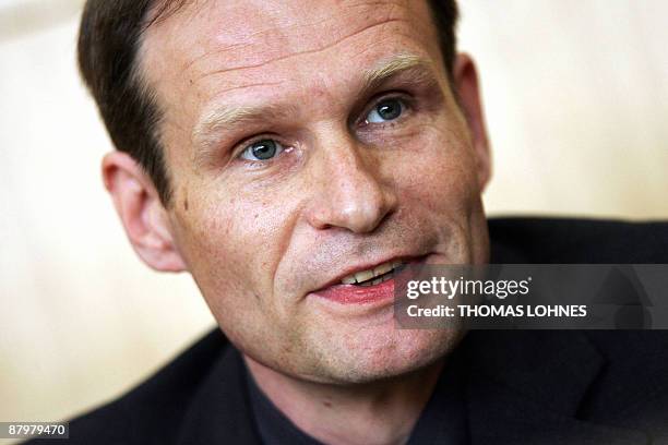 Picture taken on May 9, 2006 shows self-confessed German cannibal Armin Meiwes waiting for the beginning of a session of his re-trial in...