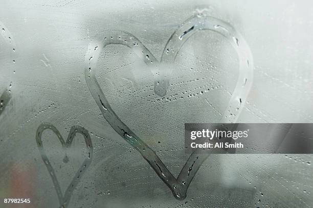 hearts drawn on fogged window - vocht in huis stockfoto's en -beelden