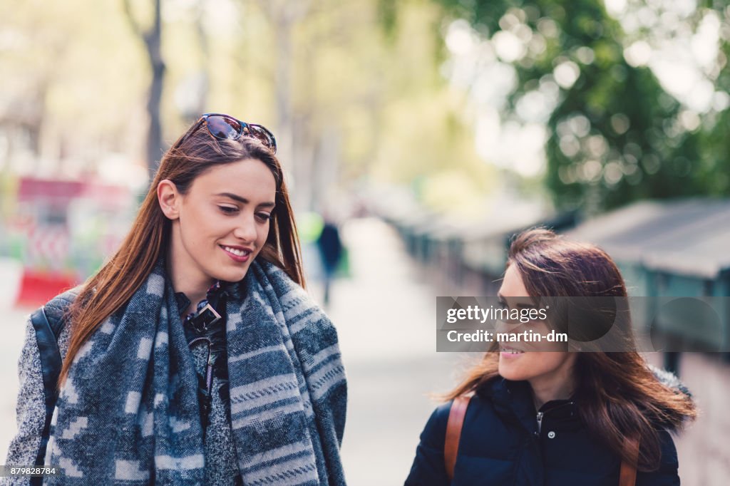 Mädchen in Paris gehen und sprechen