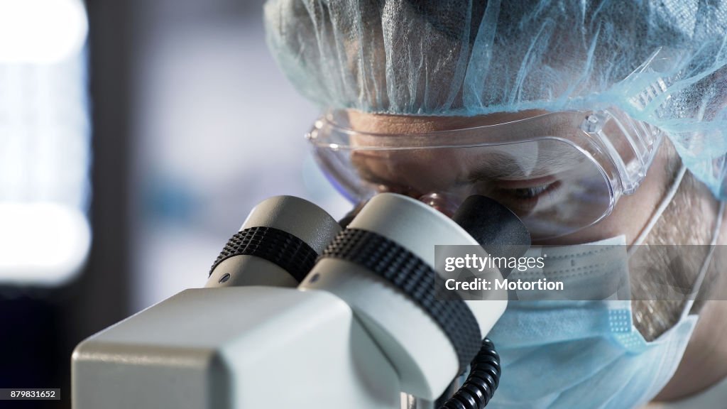Cirurgião executar procedimento complicado usando equipamentos modernos, de saúde