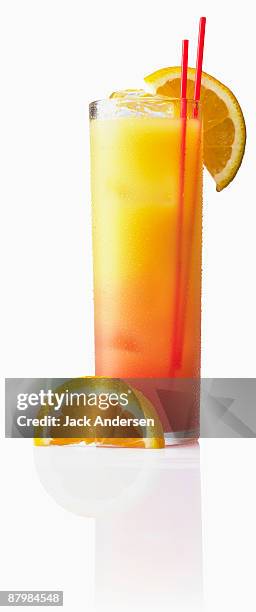 tequila sunrise cocktail - tequila sunrise stockfoto's en -beelden