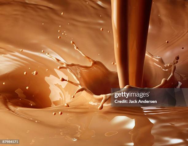 chocolate milk pour and splash - coffee milk stockfoto's en -beelden