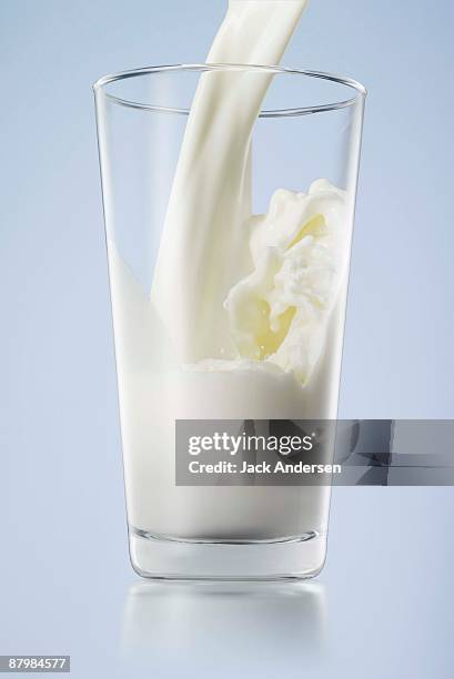 milk pouring into glass - laktose photos et images de collection