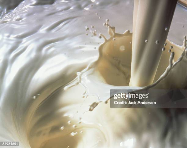 pouring cream - milk pour - fotografias e filmes do acervo